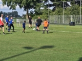 Laatste training S.K.N.W.K. JO8-1 (partijtje tegen de ouders) van maandag 2 juni 2025 (40/123)